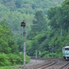 金山駅に進入する根室本線・富良野～新得間の普通列車。