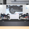 BMW M1000R（左）とM1000RR（右）