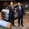 三菱自動車工業 加藤隆雄社長（左）と百十四銀行 綾田裕次郎頭取（右）