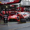 勝負の決め手となったピットストップの様子。写真は#3 Niterra MOTUL Z