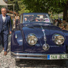 2017年コンコルソ・ヴィラ・デステに参加した1939年タトラ77ストリームラインド・サルーン。脇にいるのはパオロ・フォリッツォ氏