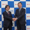 BYDオートジャパンの東福寺厚樹社長（右）とSBI損害保険の五十嵐正明社長