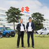 調印式の様子、スズキ 神代英俊常務（左）、SkyDrive  福澤知浩CEO（右）