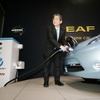 2010年3月、日産リーフを発表、紹介する志賀COO（当時）