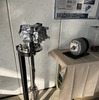 液体水素用の燃料ポンプユニット（左）と燃料ポンプに用いられるモーター（右）。トヨタは東京大学、京都大学、早稲田大学と協力し、超電導モーターを用いることでこれらを軽量小型化しようとしている
