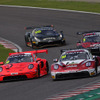 優勝した#911 Absolute Racingとバトルする3位の#18 Porsche Center Okazaki（左）