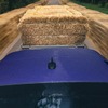 2.5トンの藁を積載したトレーラーを牽引するベントレー・ベンテイガ の「EWB」（グッドウッド2023）