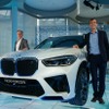 BMW『iX5 ハイドロジェン』。BMWグループ水素燃料電池テクノロジー・プロジェクト本部長のユルゲン・グルドナー氏（右）、iX5ハイドロジェン・プロジェクト・マネージャーのロバート・ハラス氏（左）