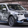 BMWのコンパクト電動SUV『iX1』、アートカーをドイツで発表
