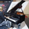 会場ではヤマハ製ピアノによる生演奏も披露された（GAIKINDOインドネシア国際オートショー2023）