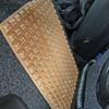 サブウーファーの振動板と正対する後席のシートバックには音響チューニング材であるレアルシルト・ディフュージョンを施工。