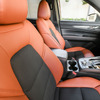CX-5 メイン材のスエード調人工皮革にはパーフォレーションを施してスポーティさを強調 コンソールやドアのステッチとシートのテラコッタ色のコーディネートにもご注目