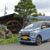 三菱『eKクロスEV』で往復500km：白馬村内にはいろいろと絵になる場所が多数。こちらではスマホで撮影していた女性２名もいた