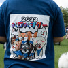 「ワンバサダー」に選ばれた愛犬をあしらった自作Tシャツで参加した飼い主さん。