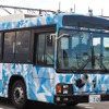 「自動運転・隊列走行BRT」実証実験に使われた大型バス。フロント中央には光通信用の送受信機が、ほかにもLiDARやミリ波レーダー、カメラ、アンテナが備わる