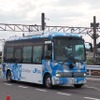「自動運転・隊列走行BRT」実証実験で使われた小型バス。大型バスと同等のセンサー類を搭載していた