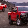 日産フロンティア の2024年モデルの「ハードボディ・エディション」（手前）と1980年代の「ダットサントラック」