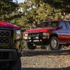 日産フロンティア の2024年モデルの「ハードボディ・エディション」（手前）と1980年代の「ダットサントラック」