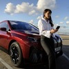 BMW iX とスマホアプリ「My BMWアプリ」による車両の自動駐車イメージ