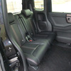 後席のフロア部が広大かつフラットなのがN-BOXの特徴。後席の座面はチップアップ可能。