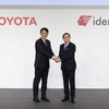 トヨタ自動車の佐藤恒治代表取締役社長（向かって左）と出光興産の木藤俊一代表取締役社長