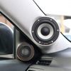 フロントスピーカーには評価の高いイートンCORE-S3をチョイス。ミッドレンジをAピラーに、ツイーターをドアミラー裏に設置。