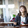 ガラス張りの明るい店内に「気持ちよくゆっくり過ごせそう」と話す指出さん