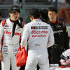 DOCOMO TEAM DANDELION RACINGの牧野任祐（奥）と太田格之進（背中）