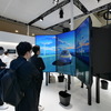 父と娘のストーリーの体験型展示を楽しむ来場客