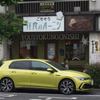 兵庫・姫路の街の洋食屋に寄り道。店の前は日本の都市部では珍しく駐車可。