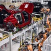 BMW『X2』新型、AIロボット導入工場で生産開始…EV仕様の iX2がラインオフ