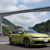 ゴルフ8 TDI R-Lineのフロントビュー。プロポーション、デザインテイストはゴルフ7から移植と言ってもいいほどに保守的なフルモデルチェンジだった。熊本・新阿蘇大橋にて。