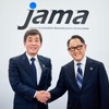 いすゞ自動車の片山正則社長（向かって左）とトヨタ自動車の豊田章男会長