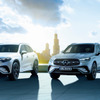 メルセデスベンツ GLC 350 e 4MATIC スポーツエディション スター（右）とGLC 220d（左）