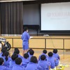 生徒に講演するヤマハ発動機 日高祥博代表取締役社長