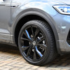 VW T-Rocブラックスタイルのタイヤ＆ホイール。DCCパッケージを装備するため、タイヤは19インチ。DCCパッケージレスは18インチとなる
