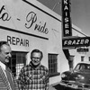 奥の車が1953年型カイザー・ドラゴン。写真は80年代のレストア、復刻プロジェクト