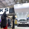 あのHKSがハイエースをPHEVにしちゃった！カーボンニュートラルもチューニングも本気のHKS…東京オートサロン2024