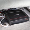 フロントシート下に設置しているキッカーのパワーアンプKXA1200.1。キッカーのcompRT（8インチ）をドライブする。
