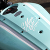 ターコイズブルーのタンクとヘルメットはハイジャンパーでペイント。レタリングも同店の増永さんによるもの