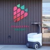 WaPOCHI（ワポチ）は、ユーザーの特徴を記憶・認識し、荷物を載せて人混みの中でもユーザーを追従したり先導することができる