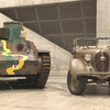 左から「九五式軽戦車/撮影用プロップモデル」と、フルレストアに成功した、日本初の小型四駆「くろがね四起前期型」