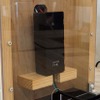 ユビ電「WeCharge EDGE」」。充電器の背面に取り付けた状態