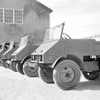 ベーリンガー社の前に並ぶウニモグ。週5～7台を生産していた。手前から3台目のウニモグは、ウィンドシールドの助手席側にもワイパーがある