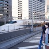 GINZA SKY WALK 2024：KK線のほうが位置が高いので、いちばん手前の新幹線下り電車は上部しか見えない