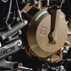 799ccのDOHCパラレルツインエンジンは、105psを発揮。CFモトで生産され、車体のアッセンブリーはオーストリアで行われている。エンジンの乾燥重量は52kgに収まっている。