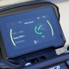 メーターにはコネクティビティ・ユニットを標準装備。このユニットを『Ride Husqvarna Motorcycles』アプリと同期させることで、電話や音楽の選択ができる。