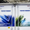 運転席側にトーヨータイヤ NANOENERGY M151 EV、助手席側にNANOENERGY M951 EVを装着して展示