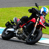 サスペンションの長い本国仕様は、モタードらしい乗り味。日本仕様はもう少しロードバイクに近い乗り味になるはず。