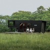 設置後に固定してモビリティを失うトレーラー型キャビンが多い中、 THE NATURE モバイルヴィラは、車両番号とモビリティを常に備える